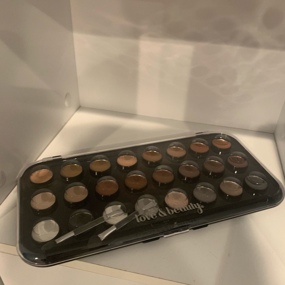 Eye shadow pallet